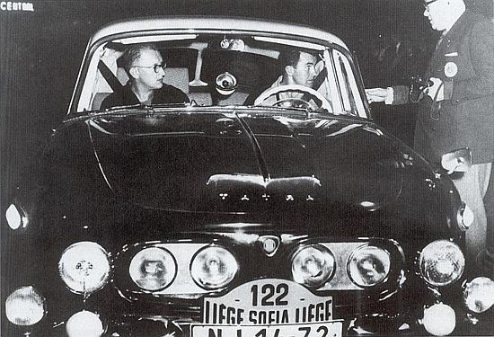 Soutěžní posádka, zasloužilý mistr sportu Alois Mark a Lubomír Rek, krátce před historicky prvním startem na maratónu „Liege-Sofia-Liege“ v roce 1963.
FOTO: ARCHIV