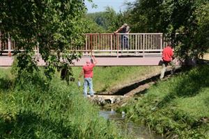 Dvě z lávek pro pěší přes Kopřivničku projdou v letošním roce větší rekonstrukcí. Práce na lávce spojující ulici Francouzskou a Dolní již finišují. Další na řadě je lávka u Mateřské školy Krátká.
FOTO: DAVID MACHÁČEK