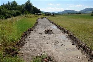 Zatím jen podkladní vrstvy naznačují trasu nově budované cyklostezky z Lubiny do Vlčovic, která by měla být dokončena do konce září.
FOTO: DAVID MACHÁČEK