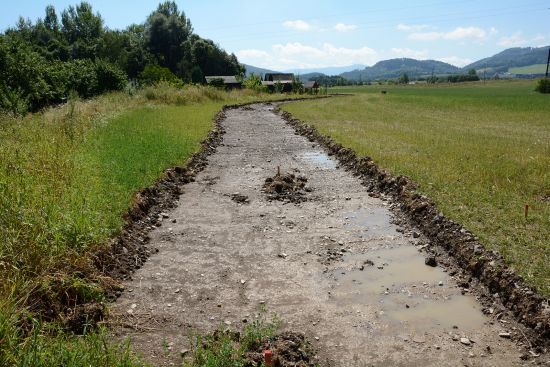 Zatím jen podkladní vrstvy naznačují trasu nově budované cyklostezky z Lubiny do Vlčovic, která by měla být dokončena do konce září.
FOTO: DAVID MACHÁČEK