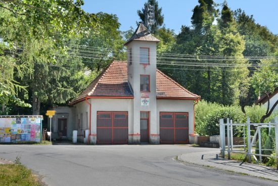 Jak tvrdí místní, hasičská zbrojnice ve Větřkovicích se za posledních dvacet let nezměnila. Letos došlo nejen k výměně sirény, ale i na nátěry vrat.
FOTO: DAVID MACHÁČEK