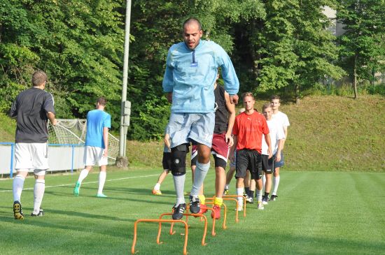 I v horkém počasí polykal kopřivnický fotbalový tým mužů tréninkové dávky. Ty mimo jiné čítaly i nezbytné odrazové a koordinační cvičení na překážkách.
FOTO: JANA FEILHAUEROVÁ