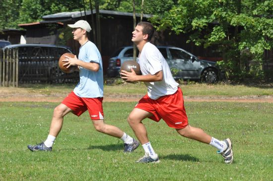 Ve Velkých Karlovicích se snažil házenkářský celek mužů KH Kopřivnice nabírat především fyzickou kondici. Nepostradatelné přitom byly medicinbaly.
FOTO: JANA FEILHAUEROVÁ