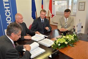 Zástupci společnosti Teplo Kopřivnice podepsali smlouvu se stavební firmou, která by zhruba za měsíc měla začít se stavbou nových tepelných rozvodů a objektových předávacích stanic v celé Kopřivnici.
FOTO: DAVID MACHÁČEK