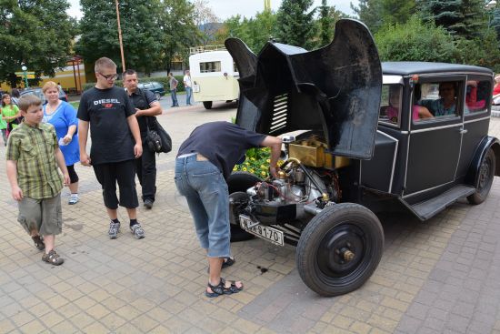 Automobiloví veteráni zažili minulou neděli perný den, když v rámci poutě svezli asi šest set zájemců.
FOTO: DAVID MACHÁČEK