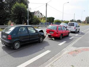 Nehoda tří osobních automobilů v Lubině měla kuriózní příčinu. Na počátku srážky byla divoká kachna, které se řidič snažil dát přednost, a vozidla za ním již včas nezareagovala.
FOTO: POLICIE ČR