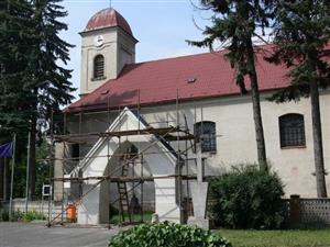 Vstupní brána k mošnovskému kostelu, která se nachází v samém centru obce, se v letošním roce dočkala opravy. Chybí pouze kosmetické úpravy.
FOTO: ILONA MAZALOVÁ