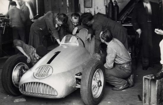 Konstruktéři a mechanici monopostu Tatra T 607. Klečící je Josef Svoboda. V pozadí opřený o monopost je hlavní konstruktér ing. Julius Mackerle.
FOTO: ARCHIV