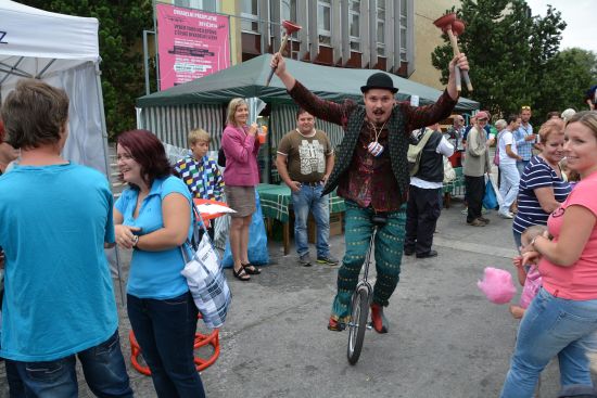 Součástí pouťového ruchu bylo také jarmareční představení Divadla Continuo. Artisté a herci s loutkami či na chůdách bavili návštěvníky poutě v prostoru před kulturním domem.
FOTO: DAVID MACHÁČEK