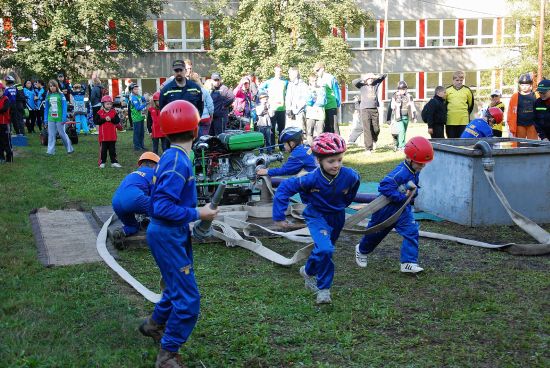 Kopřivnický tým mladších žáků skončil ze čtrnácti družstev na devátém místě. Zapálení a bojovnost jim však nechyběla, stejně jako hlasitá podpora velitele i rodičů.
FOTO: DANA HOĎÁKOVÁ