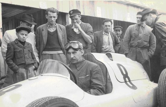 Úplně nový tatrovácký monopost a jeho jezdec Bruno Sojka těsně před odjezdem na start Velké ceny Československa.
FOTO: ARCHIV