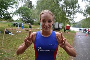 Takto se z vítězství ve Větřkovickém triatlonu radovala teprve šestnáctiletá Adriana Klimková z Olomouce. Trať jí, stejně jako většině účastníků, zanechala stopy ve tváři.
FOTO: JIŘÍ HARAŠTA