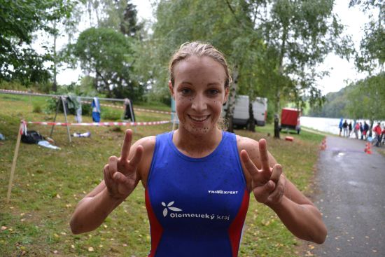 Takto se z vítězství ve Větřkovickém triatlonu radovala teprve šestnáctiletá Adriana Klimková z Olomouce. Trať jí, stejně jako většině účastníků, zanechala stopy ve tváři.
FOTO: JIŘÍ HARAŠTA