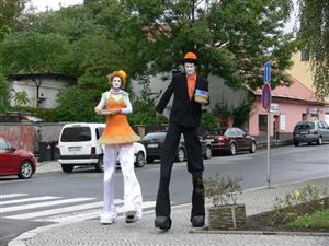 Postavy na chůdách z agentury Cirkus trochu jinak zvaly náhodné kolemjdoucí na představení do náhradních prostor v Kulturním domě v Příboře.
FOTO: ILONA MAZALOVÁ