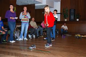 S modely autíček soutěžili nejen kluci, ale i pár děvčat. Všichni museli projet předepsanou trať, o vítězi rozhodoval čas.
FOTO: DANA HOĎÁKOVÁ