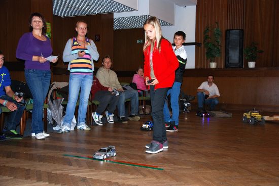 S modely autíček soutěžili nejen kluci, ale i pár děvčat. Všichni museli projet předepsanou trať, o vítězi rozhodoval čas.
FOTO: DANA HOĎÁKOVÁ