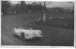 Bruno Sojka za volantem Tatraplánu Sport při tréninkové jízdě na silniční rychlostní závod Ecce Homo, krátce před tragickou havárií.
FOTO: ARCHIV