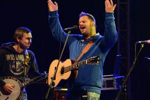 Koncert Xindla X s kapelou završil celodenní program akce Město je naše společné hřiště a s největší pravděpodobností šlo také o poslední openairový koncert letošní sezony.  FOTO: DAVID MACHÁČEK