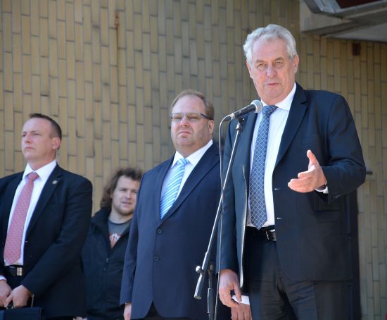 Prezident České republiky Miloš Zeman navštívil před týdnem v rámci své pracovní cesty po Moravskoslezském kraji mimo jiné Kopřivnici. Prohlédl si provozy automobilky a setkal se s občany v centru města.
FOTO: DAVID MACHÁČEK