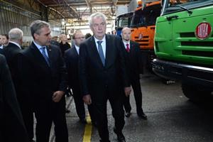 Hlava státu si prohlédla aktuální výrobní program Tatry a slíbila managementu i zaměstnancům podporu značky v zahraničí.