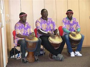 U příležitosti Dne seniorů pozvala obec Skotnice bubenickou skupinu Afrikana, která se mezi seniorkami těšila velkému zájmu. Bubnování a tanec střídaly zvídavé dotazy.
FOTO: ILONA MAZALOVÁ