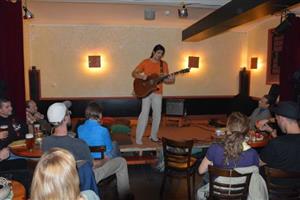 Nedělní benefiční koncert v čajovně Mandala přispěl na léčbu dvanáctiletého Matouše Grilla trpícího spastickou formou dětské obrny.
FOTO: DAVID MACHÁČEK