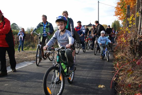 Víc jak čtyři stovky lidí si v pátek 11. října nenechaly ujít slavnostní otevření nového úseku cyklostezky propojující Lubinu s Vlčovicemi.
FOTO: DANA HOĎÁKOVÁ