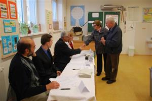 Zkouškou na nadcházejí parlamentní volby bylo premiérové otevření volební místnosti v Základní škole v Lubině. Lidé k urnám v Drnholci přišli poprvé, aby hlasovali o možnosti osamostatnění obce.
FOTO: DANA HOĎÁKOVÁ