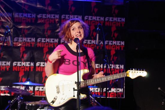 Nikola Muchová, zpěvačka brněnské alternativní kapely Mucha, byla hlavní hvězdou premiérové Femen Night v kulturním domě. Se spoluhráči představila nové album.
FOTO: DOMINIKA HEJLOVÁ