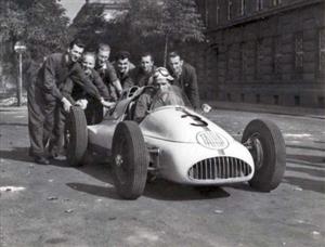 V tomto roce se jel silniční rychlostní závod nazvaný „Pražský okruh míru“. Za volantem monopostu Tatra je Adolf Veřmiřovský. Za monopostem stojí zprava jeho mechanici a přátelé Žídek, Karlovský, Mark, Rek, Válek.
FOTO: ARCHIV