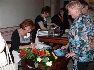 O novou knihu Ireny Kopecké s fotografiemi Rudolfa Jarnota byl mezi návštěvníky literárně-hudebního večera v refektáři piaristického kláštera značný zájem. 
FOTO: ILONA MAZALOVÁ