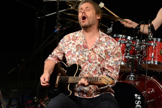 Andrej Šeban hraje a zpívá na kopřivnickém koncertě, který se svou kapelou absolvoval v rámci turné, jež se uzavře vystoupením na festivalu ve vzdálené Indii.
FOTO: DAVID MACHÁČEK