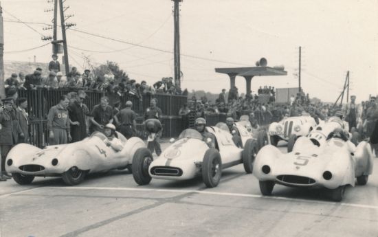 Krátce před startem silničního rychlostního závodu o „Cenu města Brna“. Na startovní čáře zprava jsou Arthur Rosenhammer, Jaroslav Pavelka, Eduard Barth.
FOTO: ARCHIV