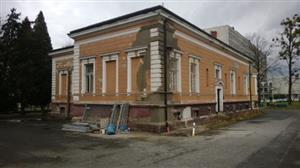 Roh budovy někdejšího Závodního klubu se minulý týden dočkal drobné opravy. Město nyní hledá partnera, který by financoval větší rekonstrukci vily.
FOTO: DAVID MACHÁČEK