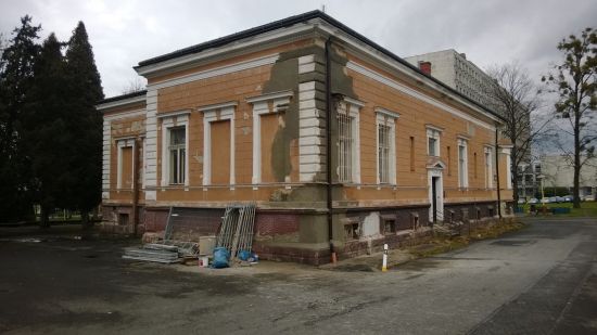 Roh budovy někdejšího Závodního klubu se minulý týden dočkal drobné opravy. Město nyní hledá partnera, který by financoval větší rekonstrukci vily.
FOTO: DAVID MACHÁČEK