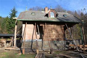 Původní roubenou část Hájenky na Janíkově sedle nahrazuje cihlová zeď. Po dokončení oprav by měl objekt vypadat zase jako dřív.
FOTO: D. MACHÁČEK