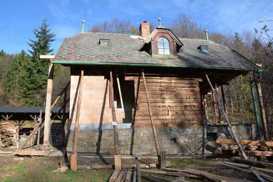 Původní roubenou část Hájenky na Janíkově sedle nahrazuje cihlová zeď. Po dokončení oprav by měl objekt vypadat zase jako dřív.
FOTO: D. MACHÁČEK