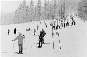 Memoriál Františka Knebla, někdejšího předsedy klubu a výborného běžce na lyžích, na snímku z roku 1970. Závodníci si to tehdy rozdali ve slalomu a obřím slalomu.
FOTO: ARCHIV KLUBU