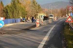 Práce na opravě první poloviny mostu by měla firma dokončit tento týden. Následně by se pak most měl zcela otevřít pro dopravu a rekonstrukce bude pokračovat na jaře.
FOTO: DAVID MACHÁČEK