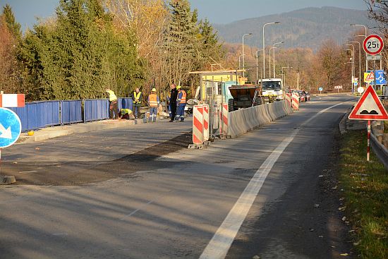 Práce na opravě první poloviny mostu by měla firma dokončit tento týden. Následně by se pak most měl zcela otevřít pro dopravu a rekonstrukce bude pokračovat na jaře.
FOTO: DAVID MACHÁČEK