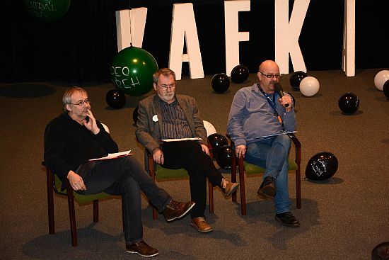 Mezi jednotlivými bloky projekcí Kafky porotci diskutovali s tvůrci o detailech jejich snímků.
FOTO: DAVID MACHÁČEK