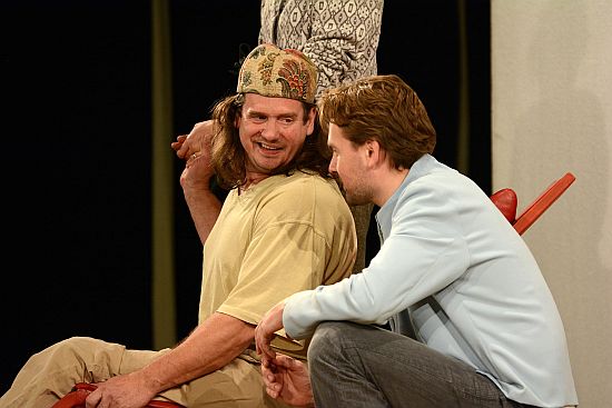 Herec Jan Potměšil s kolegy z Divadelního spolku Kašpar uvedl na prknech kopřivnického kulturního domu inscenaci Růže pro Algernon.
FOTO: DAVID MACHÁČEK