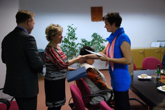 Představitelé města ocenili ty účastníky sbírky pro Karolínku, kterým se podařilo shromáždit největší počet vršků. Mezi organizacemi byla nejúspěšnější ZŠ dr. Milady Horákové, která přispěla 105 kilogramy vršků.
FOTO: DAVID MACHÁČEK