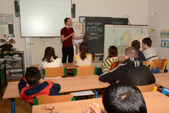 Historik Pavel Dvořák přednáší žákům ZŠ na ulici Štramberské o holocaustu. Beseda se uskutečnila v rámci projektu Příběhy bezpráví.
FOTO: DAVID MACHÁČEK