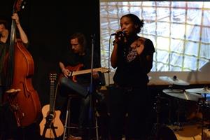 V rámci svého rozlučkového turné se kapela Alvik s původem americkou zpěvačkou Andreou „Anyou“ Stuart zastavila v Mandale, kde odehrála vynikající koncert.
FOTO: DAVID MACHÁČEK