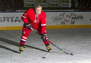 Stanislav Hajdušek naskakuje na led i v současnosti, a to jak za staré pány Velkých Popovic, tak za národní tým hokejových veteránů ČR.
FOTO: ARCHIV S. HAJDUŠKA