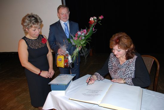 Anežka Šajtarová se stala historicky první vítězkou ankety, ve které lidé vybírali osobnost sociálních služeb. Město a jeho obyvatelé tak ocenili zhruba dvacet let její práce ve zdejším azylovém domě.
FOTO: DANA HOĎÁKOVÁ