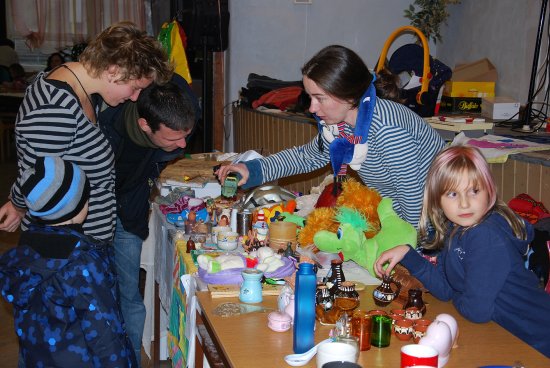 Už potřetí se v Katolickém domě v Kopřivnici uskutečnil blešák, na kterém lidé prodávali nebo darovali své nepotřebné věci.
FOTO: DANA HOĎÁKOVÁ