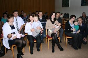 Minulou neděli přivítal starosta Josef Jalůvka čtyři nové občánky Vlčovic. Slavnostní obřad proběhl v tamním kulturním domě.
FOTO: FOTOATELIÉR KDK