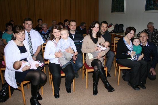 Minulou neděli přivítal starosta Josef Jalůvka čtyři nové občánky Vlčovic. Slavnostní obřad proběhl v tamním kulturním domě.
FOTO: FOTOATELIÉR KDK